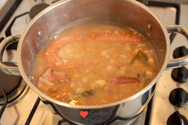 Voeg de rookworst toe