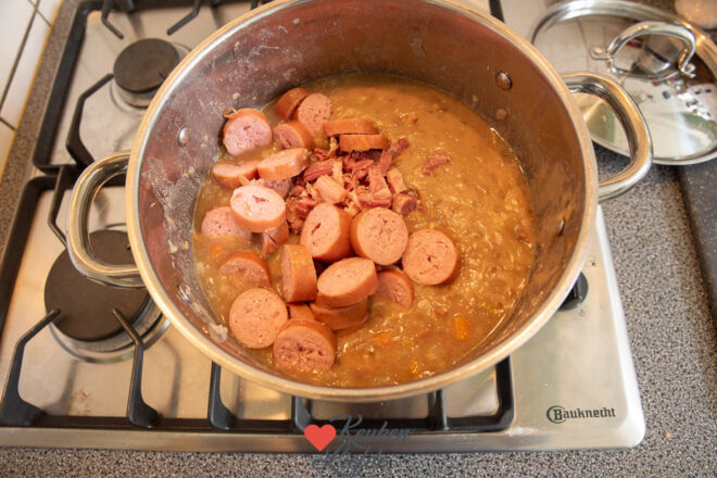 Snijd het vlees en roer door de soep