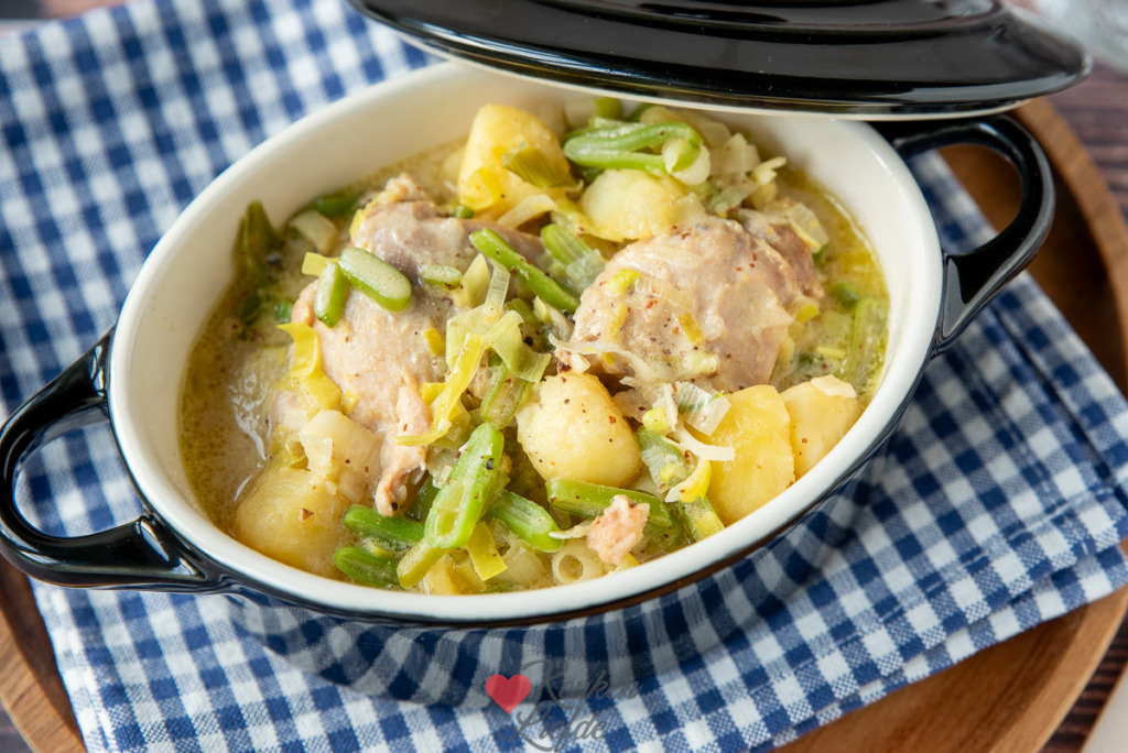 Snelle kipstoof in romige mosterdsaus