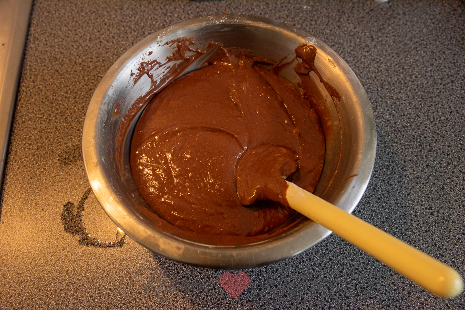 Brownietaart met M&M's en pretzels