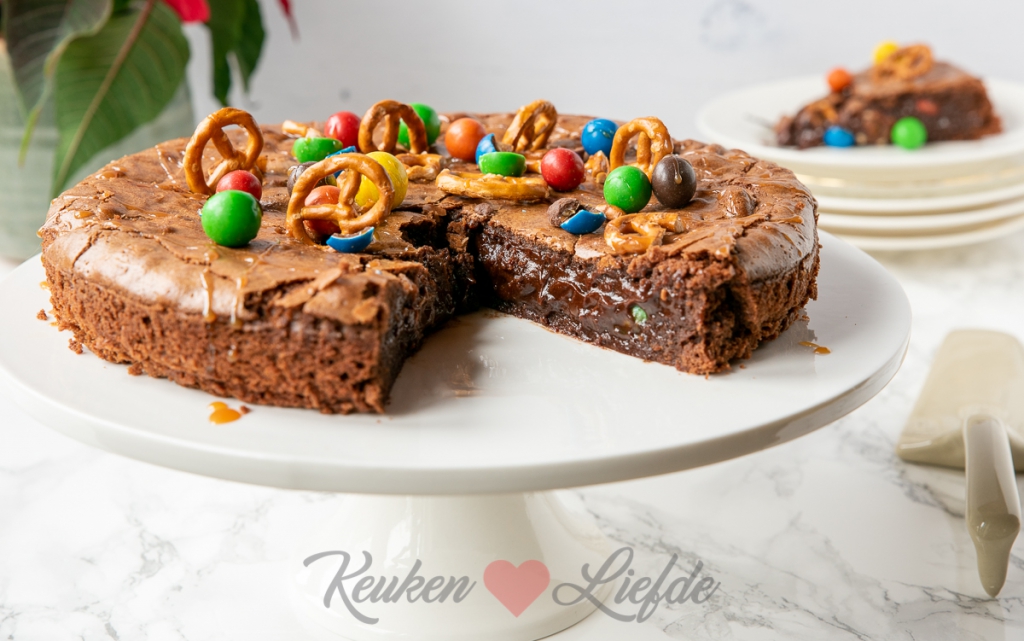 Brownietaart met M&M's en pretzels Brownietaart met M&M's en pretzels
