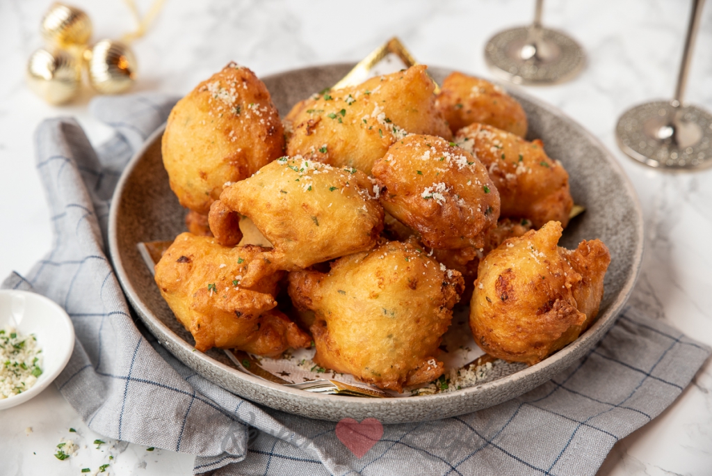 Hartige oliebollen met pancetta, ui en Parmezaan