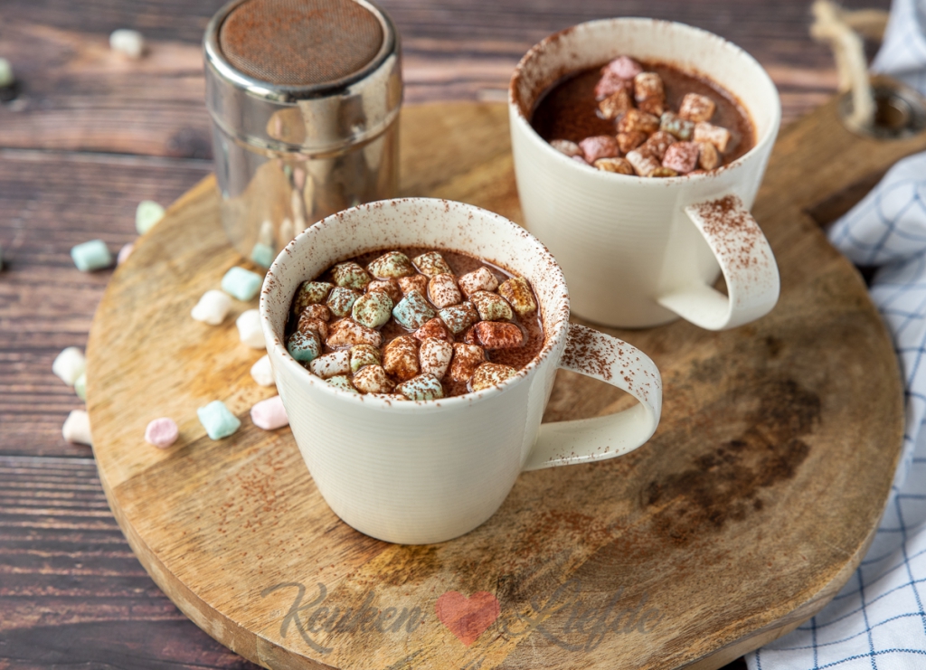 Warme chocolademelk met marshmallows