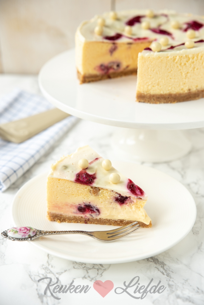 Witte chocolade cheesecake met cranberry swirl Witte chocolade cheesecake met cranberry swirl