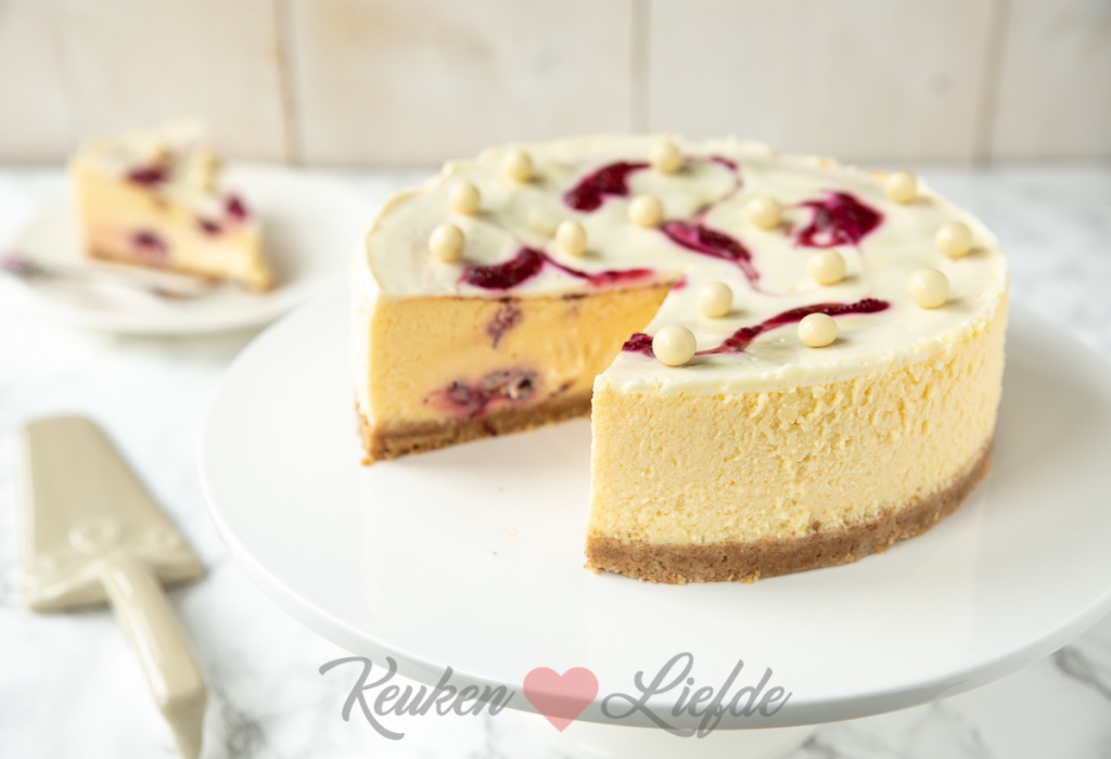 Witte chocolade cheesecake met cranberry swirl Witte chocolade cheesecake met cranberry swirl