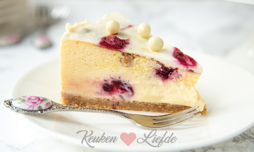 Witte chocolade cheesecake met cranberry swirl Witte chocolade cheesecake met cranberry swirl