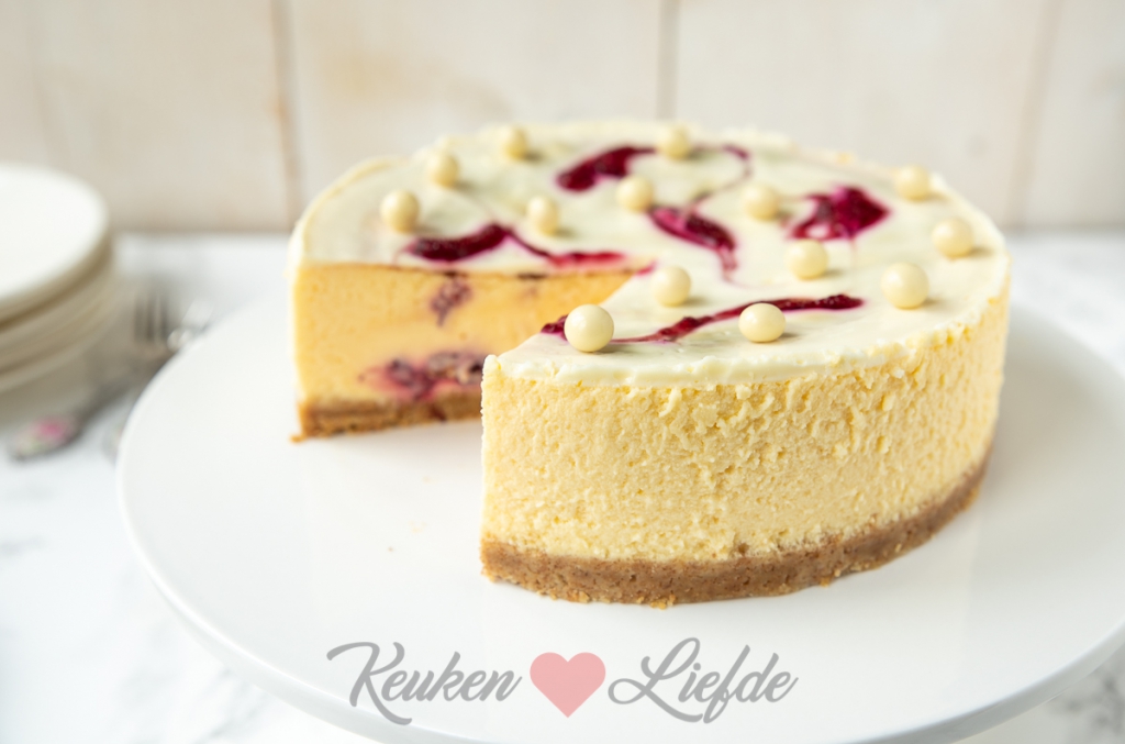 Witte chocolade cheesecake met cranberry swirl