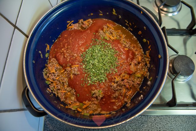 Bak het gehakt rul en doe passata erbij. Laat pruttelen.