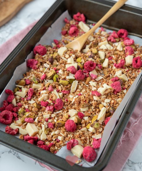 Granola met framboos, pistache en witte chocolade