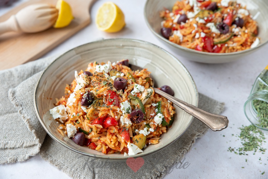 Griekse pasta met courgette, paprika en feta