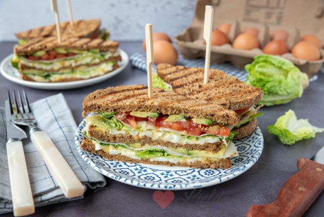 Club sandwich met eiersalade en gerookte kip