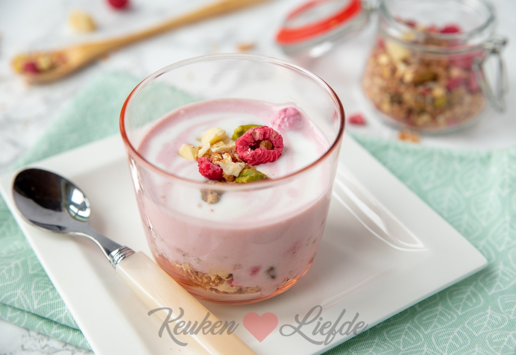 Frambozen yoghurt met granola