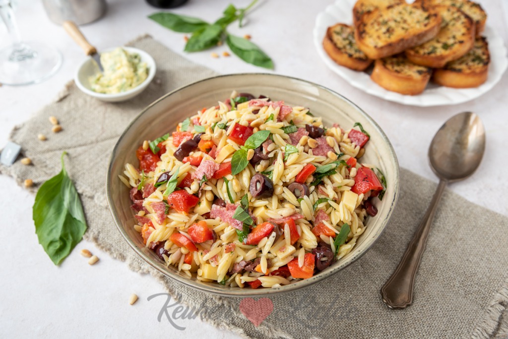 Orzo pastasalade met salami en gegrilde paprika Orzo pastasalade met salami en gegrilde paprika