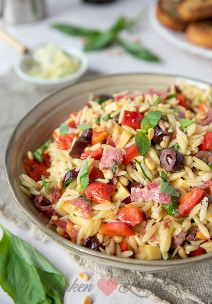 Orzo pastasalade met salami en gegrilde paprika Orzo pastasalade met salami en gegrilde paprika