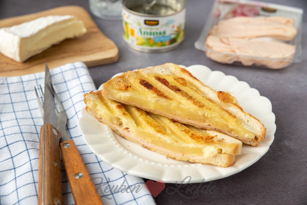 Tosti Hawaï met brie en gerookte kip