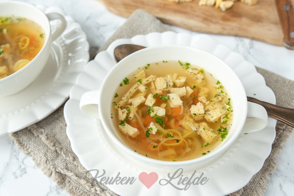 Heldere groentebouillon met eierstich