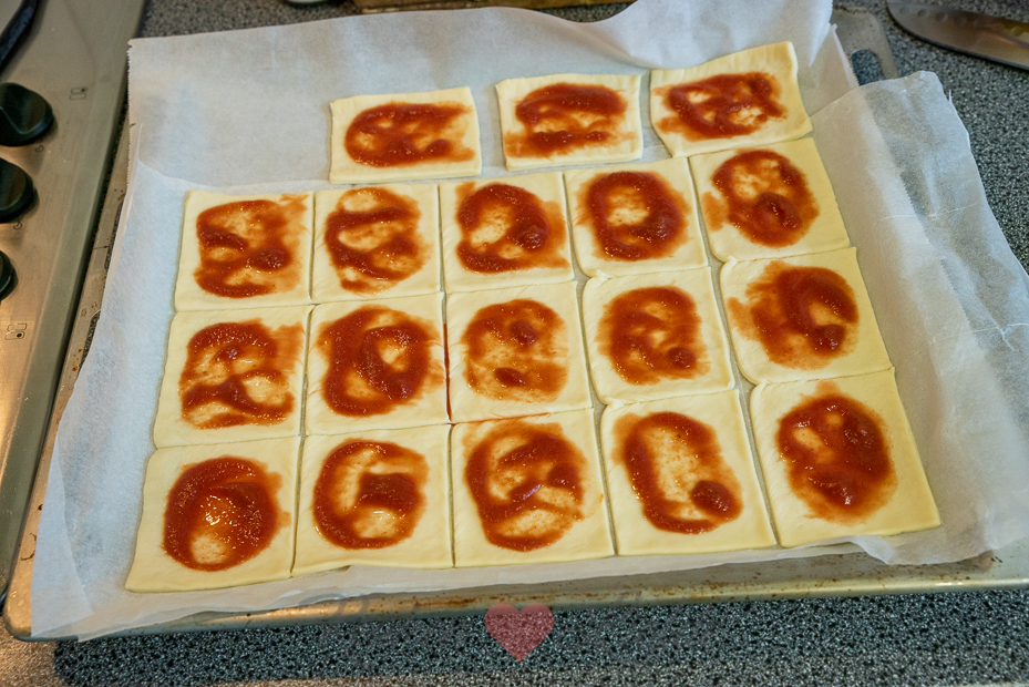 Pizza hapje met chorizo, paprika en olijf