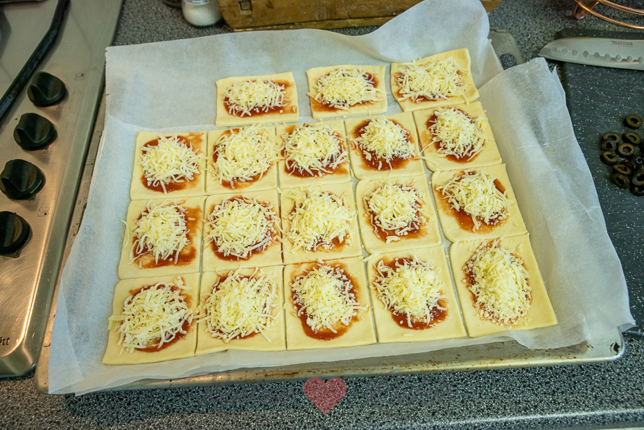 Pizza hapje met chorizo, paprika en olijf