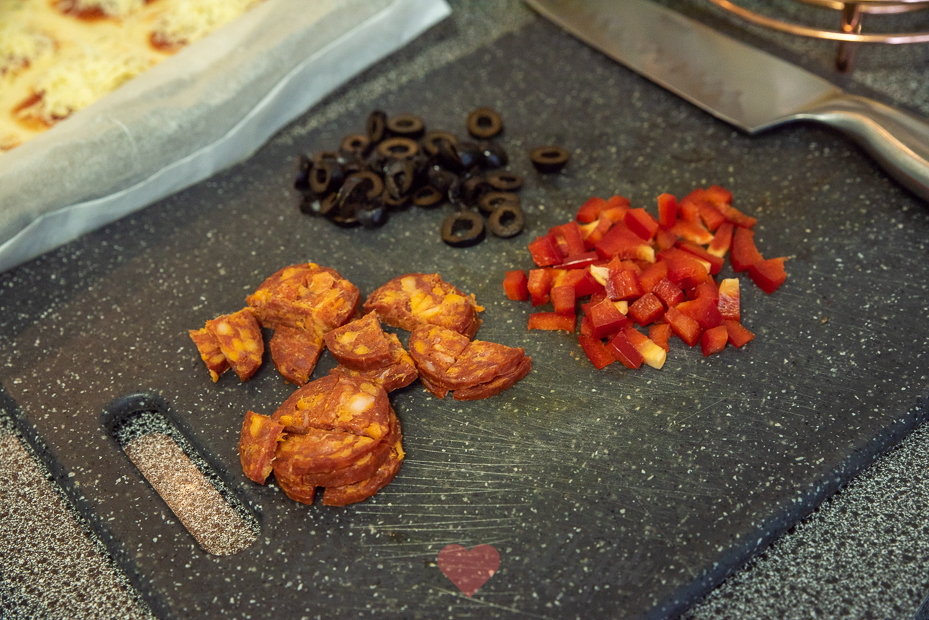 Pizza hapje met chorizo, paprika en olijf