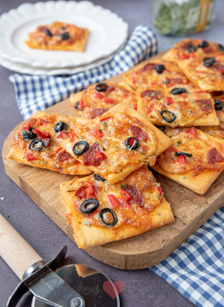Pizza hapje met chorizo, paprika en olijf Pizza hapje met chorizo, paprika en olijf