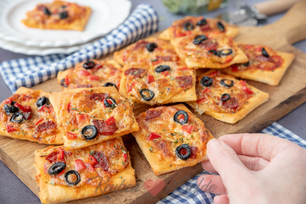 Pizza hapje met chorizo, paprika en olijf