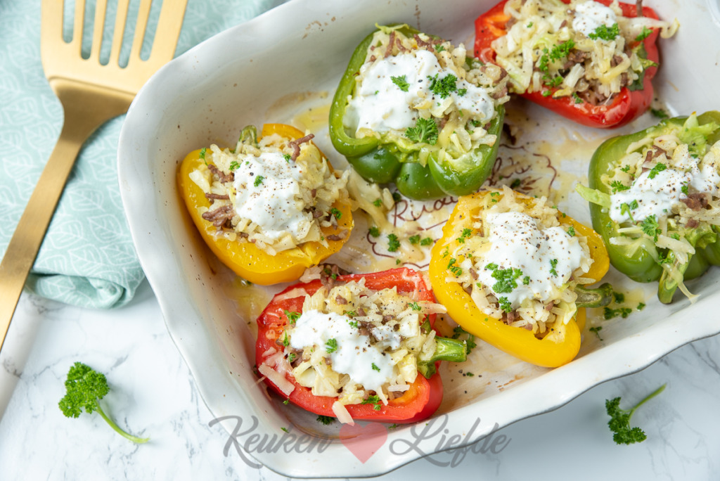 Gevulde paprika's met rijst, gehakt en spitskool