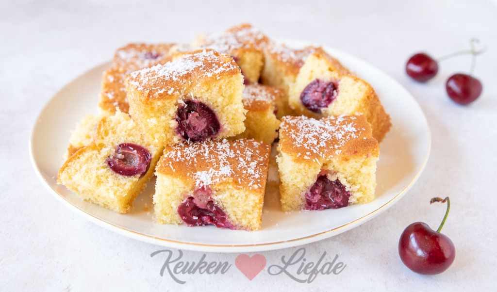 Kersen kokos cake