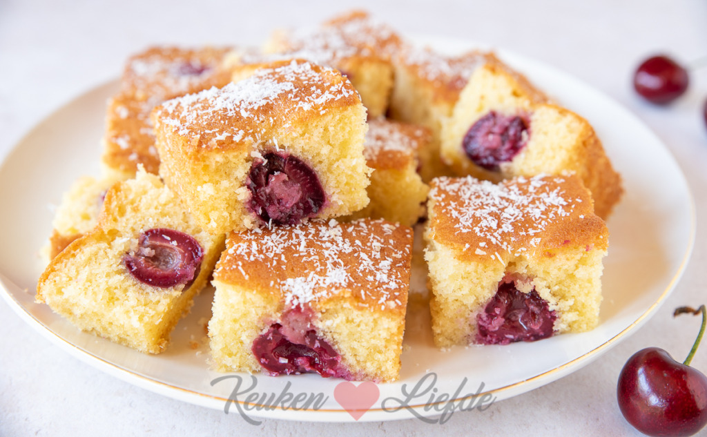 Kersen kokos cake Kersen kokos cake