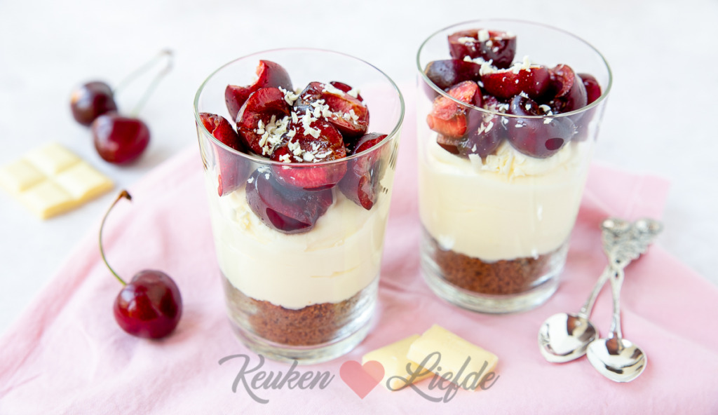 Toetje met kersen en witte chocolade
