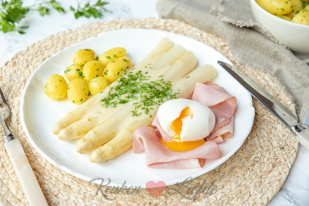 Witte asperges met beenham, krieltjes en botersaus Witte asperges met beenham, krieltjes en botersaus