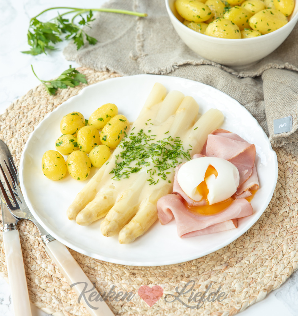 Witte asperges met beenham, krieltjes en botersaus Witte asperges met beenham, krieltjes en botersaus