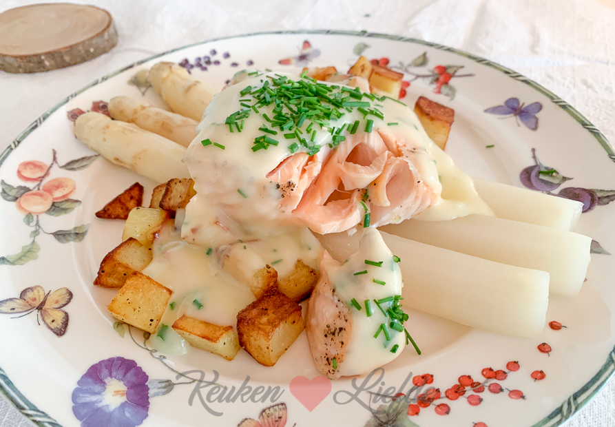 Witte asperges met zalm en zelfgemaakte aspergesaus