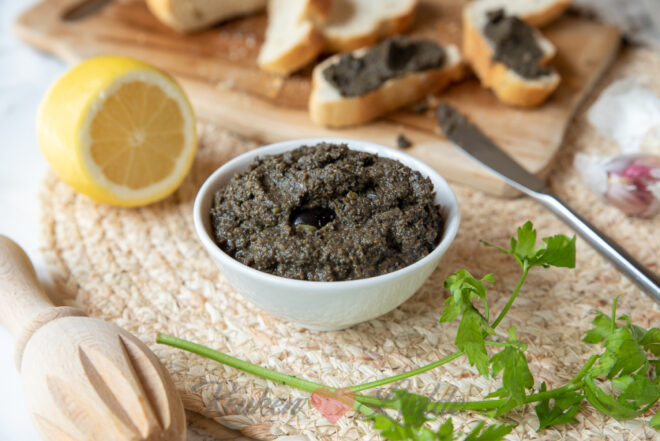 Schep de tapenade in een mooie kom en serveer.