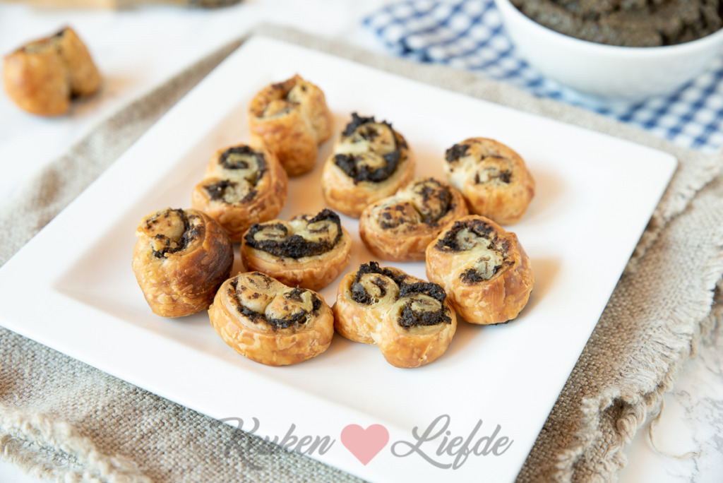 Bladerdeegvlinder met olijventapenade