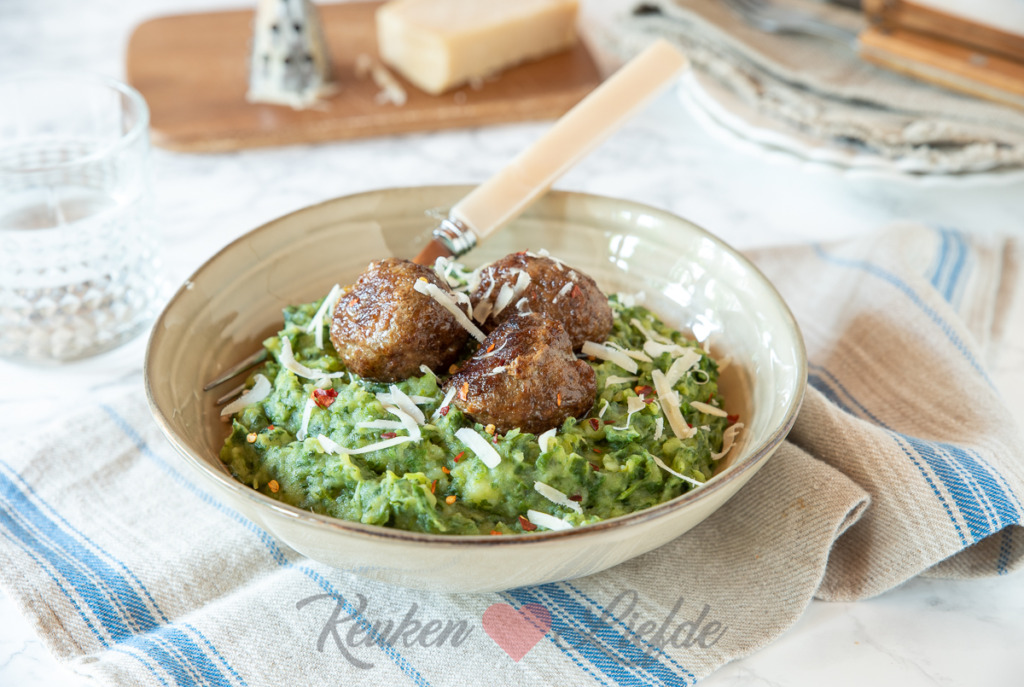 Spinazie stamppot met pesto gehaktballetjes