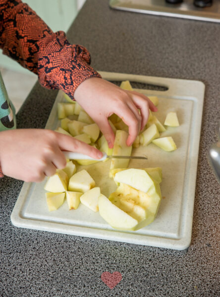 Snij de appel in stukken 