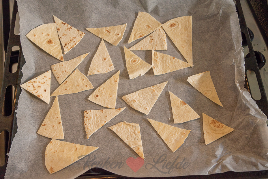 Guacamole-halloweendip met tortillachips Guacamole-halloweendip met tortillachips