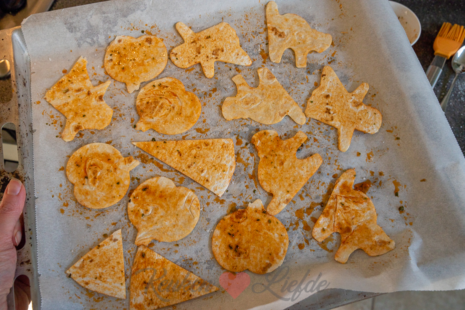 Guacamole-halloweendip met tortillachips Guacamole-halloweendip met tortillachips