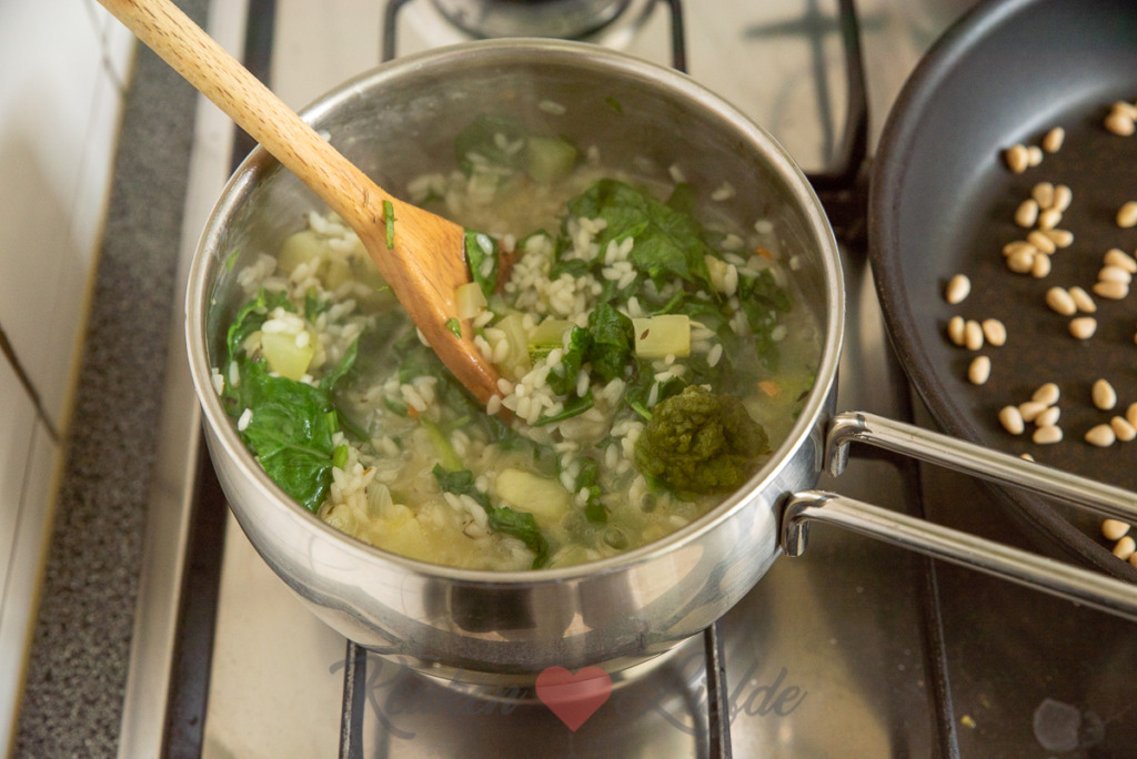 Risotto met courgette, spinazie en pesto