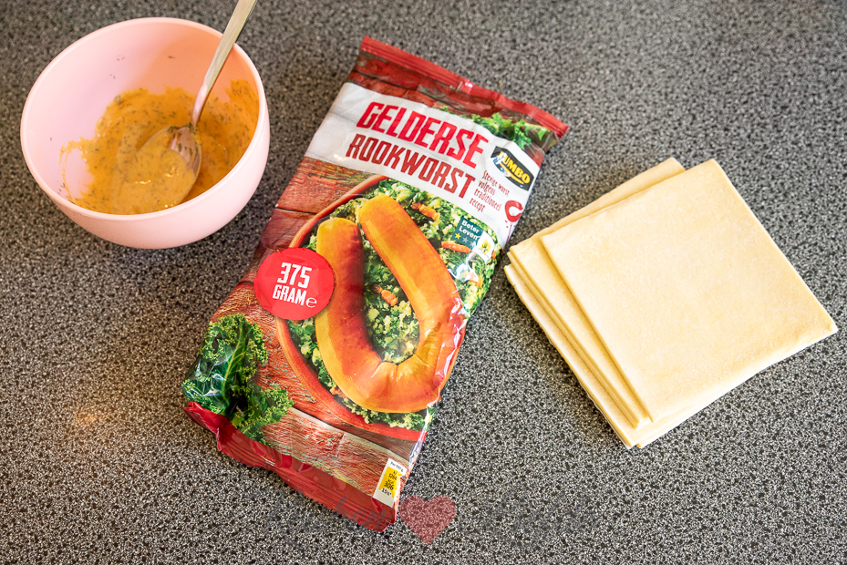 Rookworstbroodje (met broodje Unox saus)