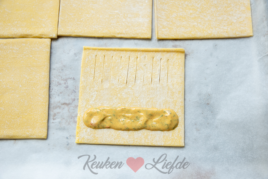 Rookworstbroodje (met broodje Unox saus)