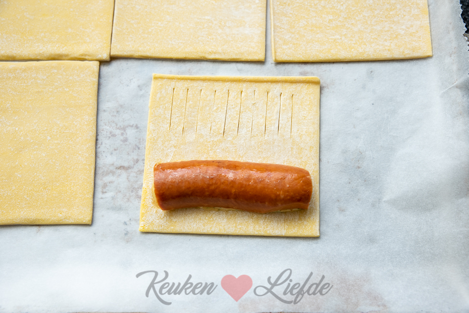 Rookworstbroodje (met broodje Unox saus)