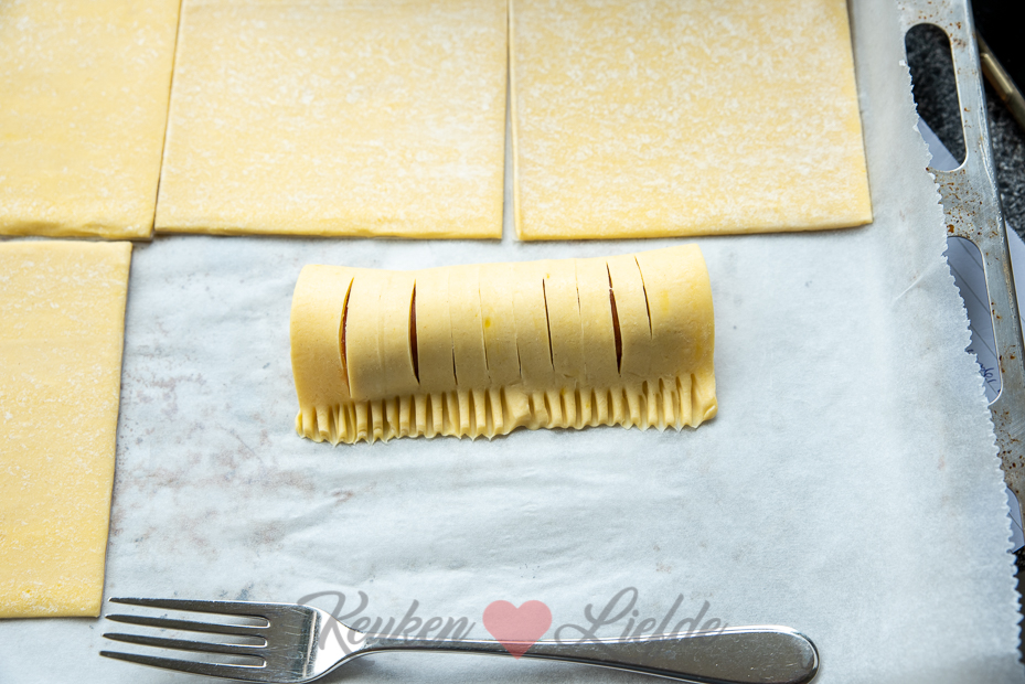 Rookworstbroodje (met broodje Unox saus)