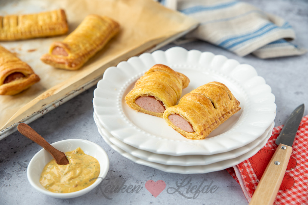 Rookworstbroodje (met broodje Unox saus)