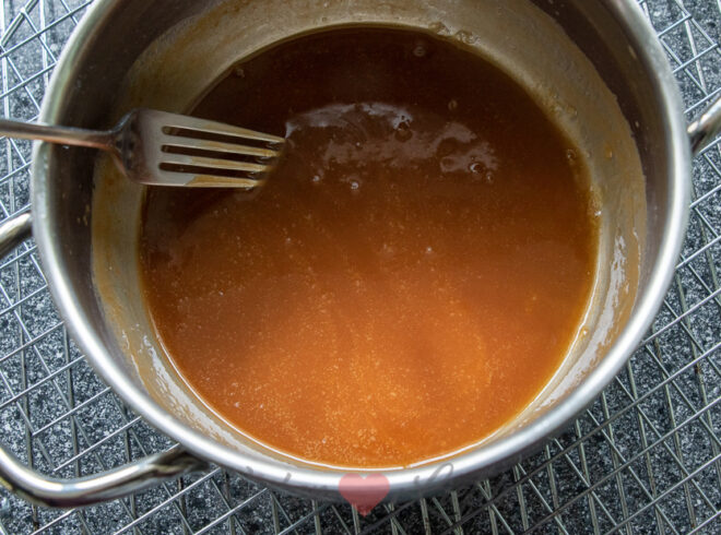 Maak de karamelsaus