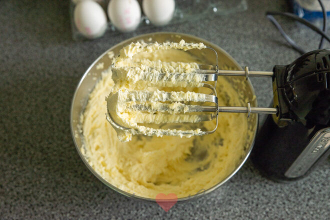 Klop de boter en suiker luchtig 