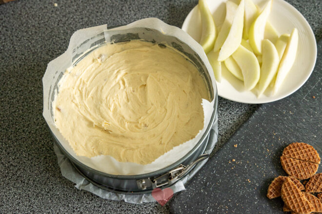 Verdeel het beslag over de springvorm.