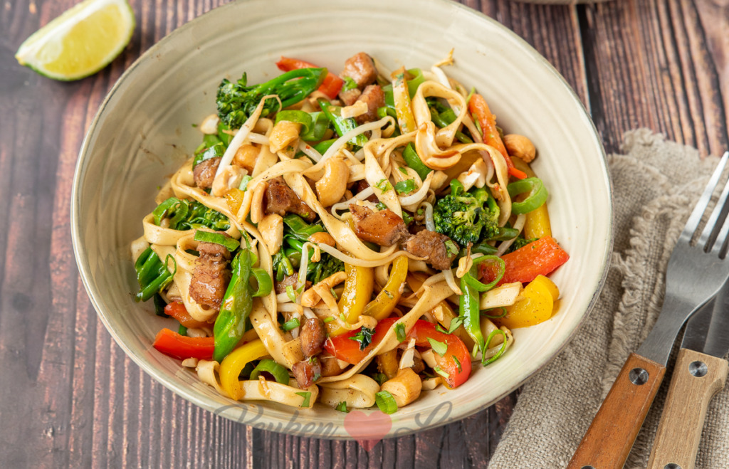 Bami met varkensreepjes, chilisaus en cashew