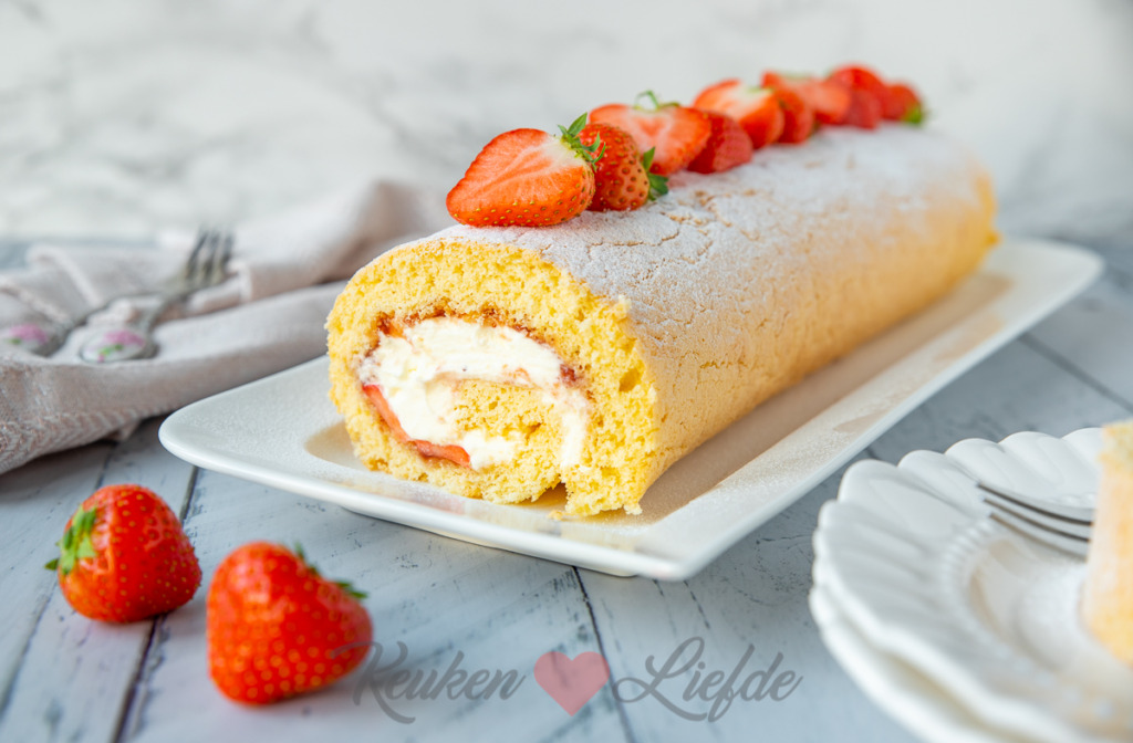 Cakerol met aardbeienjam en slagroom