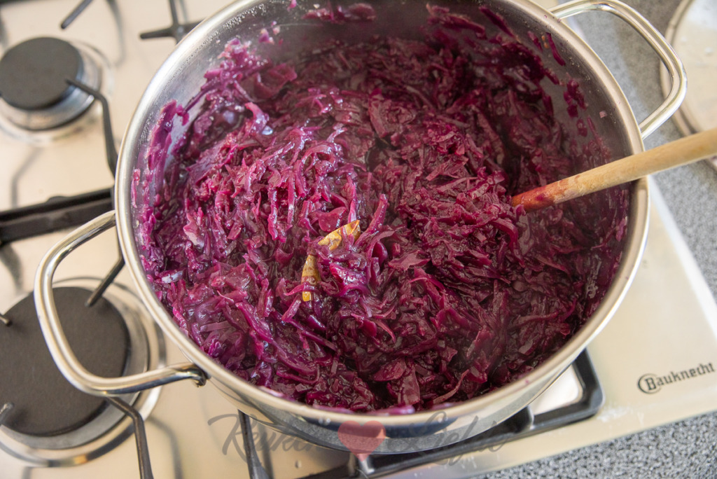 Rodekool met appel en kruidkoek